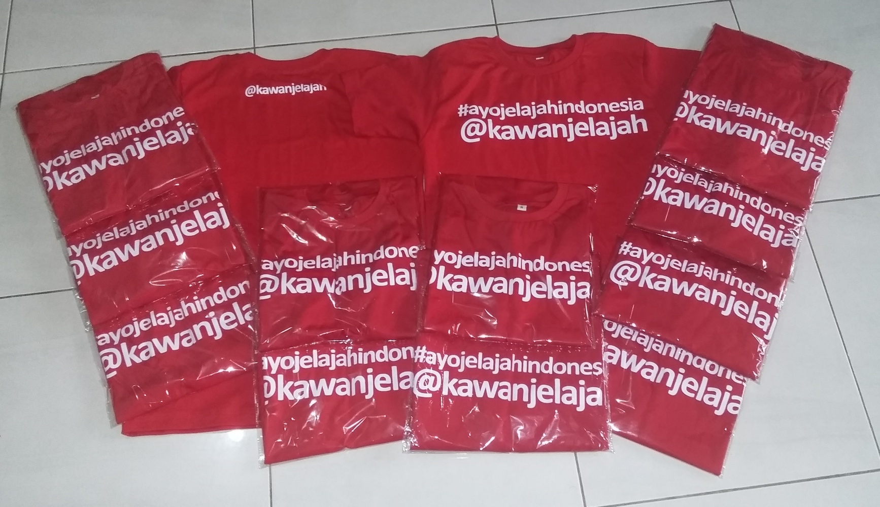 kaos komunitas kawan jelajah indonesia merah lengan pendek sablon rubber